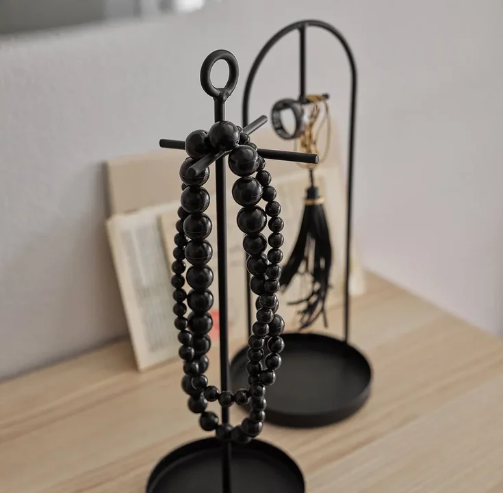 Minimalistyczny stojak na biżuterię – Czarny metalowy stojak na biżuterię
